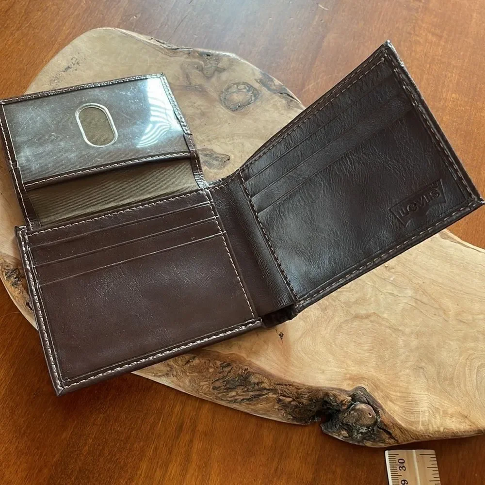 NEW. Levi's Logo Bifold Wallet